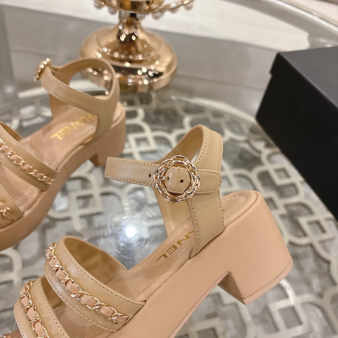 👟👟Ex-factory price 560👟👟Chanel Xiaoxiang 2025ss spring and summer latest catwalk fashion chain decoration top quality! Accurate to 1:1, light luxury without tiring the feet, the upper foot can be matched with spring and summer clothes at will, highlighting texture and taste, simple yet luxurious appearance, even if it is just a pair of sandals, it is definitely a must-have pair in the summer shoe cabinet. Upper: imported lambskin. Lining: imported sheepskin lining. Outsole: original customized outsole. Size: 35-40 (40.41.42 custom-made, non-returnable)